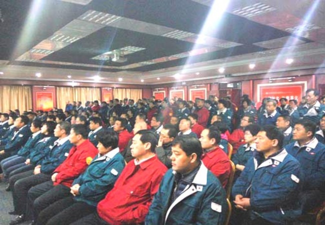 J9集团集团治理人怨佚在大会堂当真听取科技人员的科普知识讲座